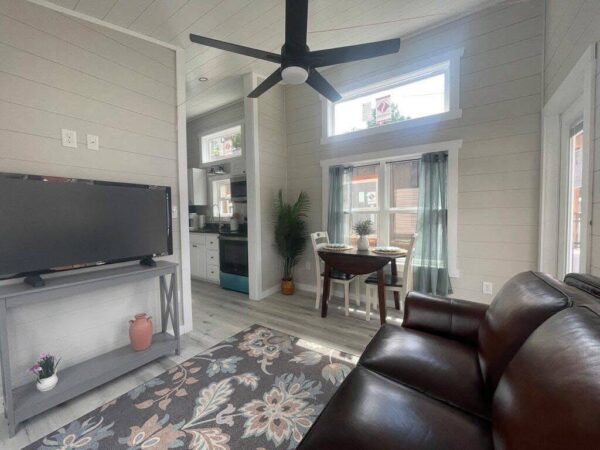 Tiny Mobile Home 396 sq ft, 1 bedroom, 1 bath - Image 10