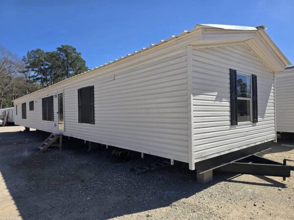 Ampl Mobile Home 16x76sqft - 3 Bedrooms, 2 Bathrooms