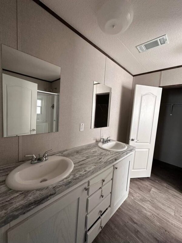 Mobile Home 4 Bedroom, 2 Bath 2,300 sq. ft - Image 4