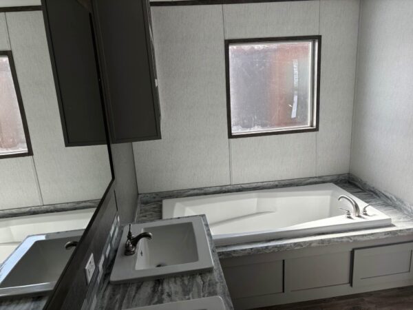 Mobile Home 3 bedroom 2 bath, 2,100sqft - Image 11