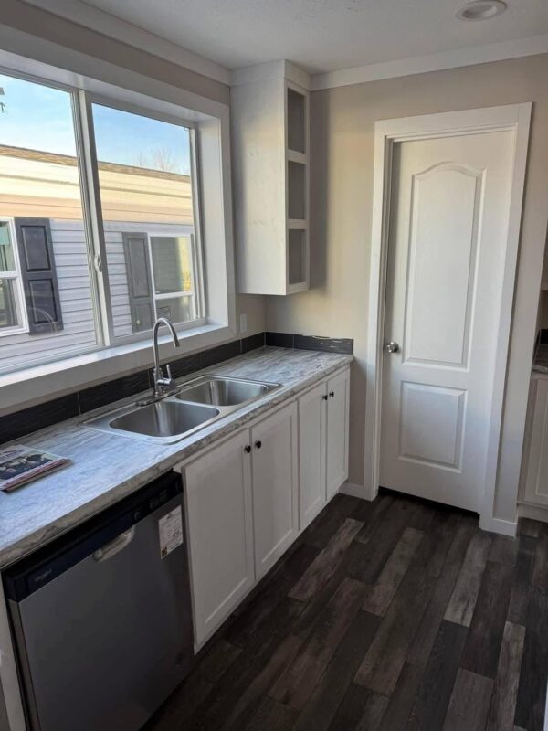 Mobile Home The Shadow 3 Bed 2 Bath. Size 28x60(56). - Image 5